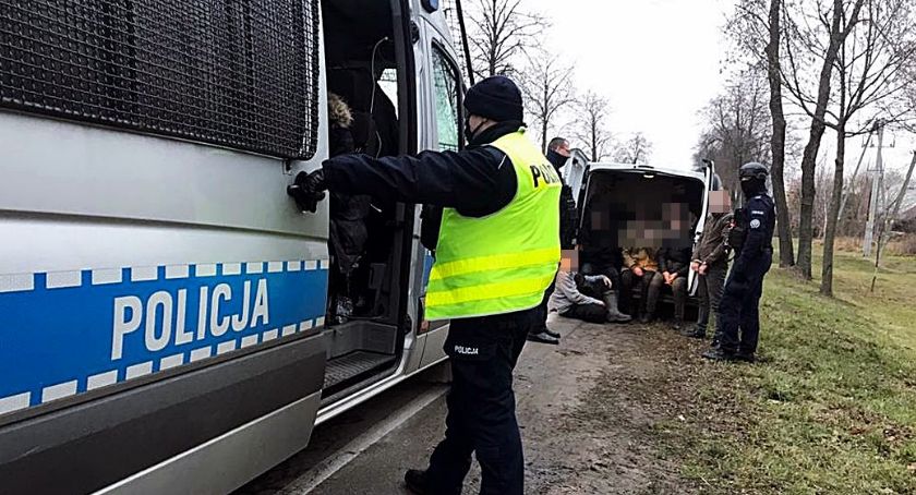 Policjanci zatrzymali busa, którym przewożonych było aż 29 nielegalnych migrantów