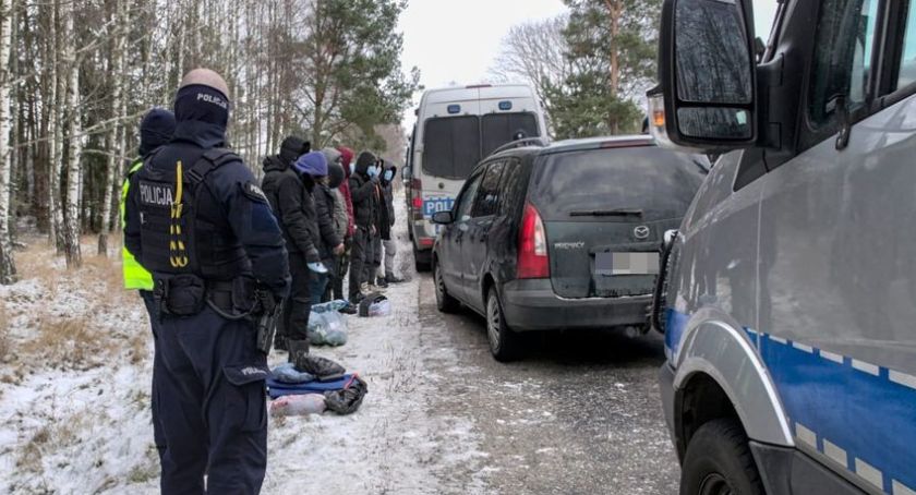 Policjanci po pościgu zatrzymali Ukraińca. Przewoził autem 9 nielegalnych migrantów z Iraku