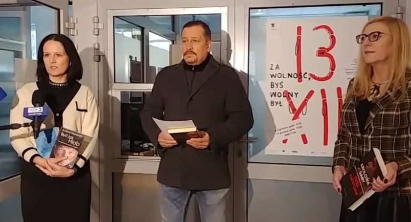Radni przekazują książki pacjentom z onkologii. By w jakiś sposób osłodzić święta w szpitalu