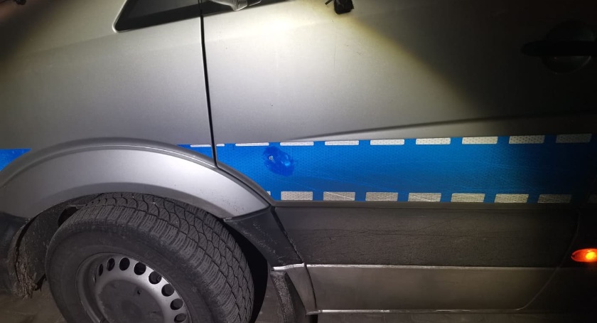 Polscy policjanci obrzuceni kamieniami. Uszkodzone zostały radiowozy