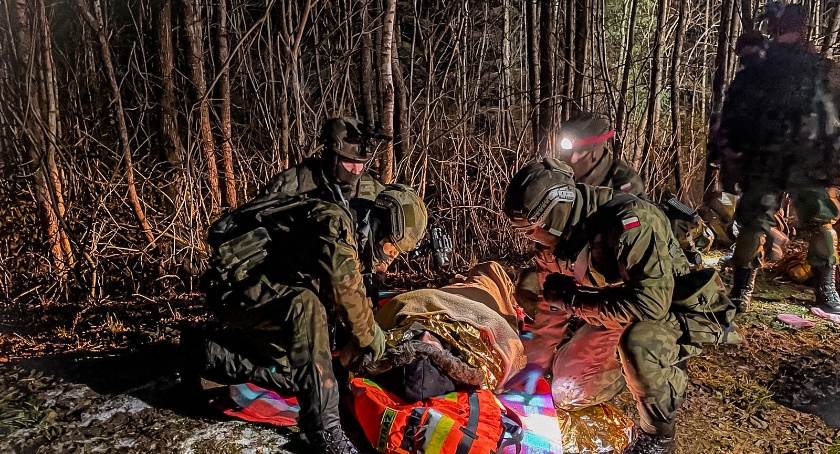 Syryjczycy i Irakijczycy utknęli na bagnach. Odnalazł ich wojskowy dron [ZDJĘCIA Z AKCJI RATOWNICZEJ]