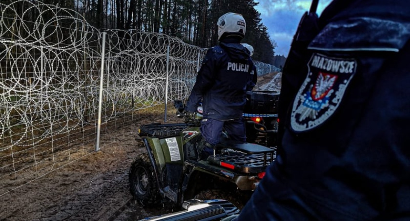 Na granicy poleciały kamienie. Nielegalni migranci zniszczyli zapory i weszli na teren Polski