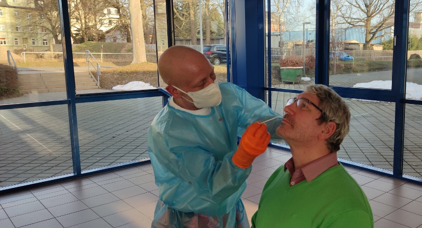 COVID-19. Ponad 500 przypadków śmiertelnych to teraz codzienność