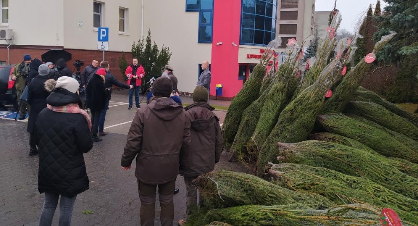 Leśnicy rozdali 200 choinek honorowym krwiodawcom