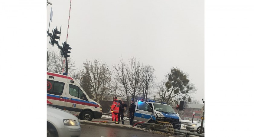 Na sygnale jechali na interwencję. Radiowóz uderzył w słup, policjant w szpitalu