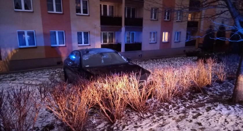 Najpierw przejechał przez żywopłot, a potem walnął w blok swoim BMW