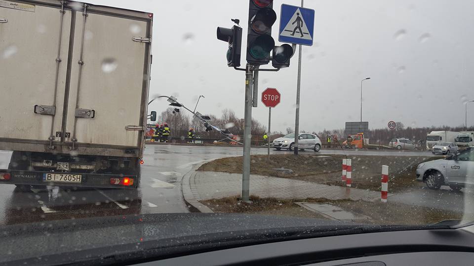 Wietrzna pogoda często kończy się naprawami
