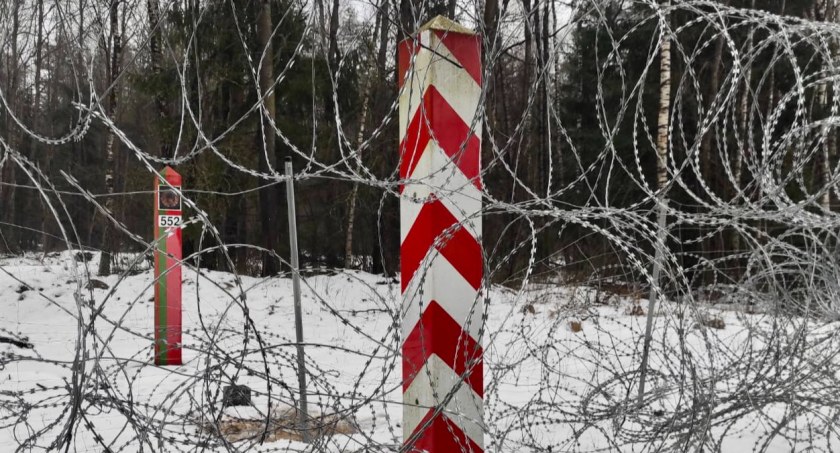 Budowa muru na granicy trwa. Tymczasem Straż Graniczna robi swoje