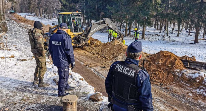 Policjanci nie odjechali z granicy. Pomagają tam teraz pilnować bezpieczeństwa zapory
