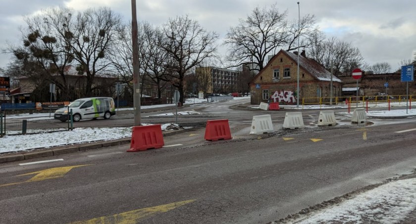 Jeszcze asfalt dobrze nie wysechł, a mieszkańcy proszą o przywrócenie ruchu jaki istniał przed remontem