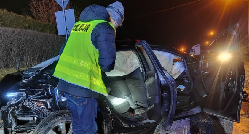 Wypadek na DK19. Auto z nielegalnymi migrantami uderzyło w ciężarówkę, przemytnik w areszcie