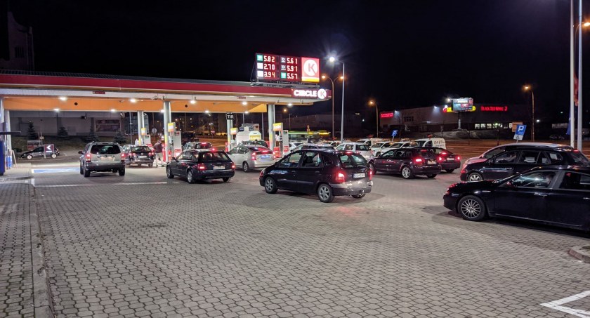 Prorosyjska propaganda rozpuszcza informację o możliwym braku paliwa. Do stacji paliw ustawiały się kolejki aut