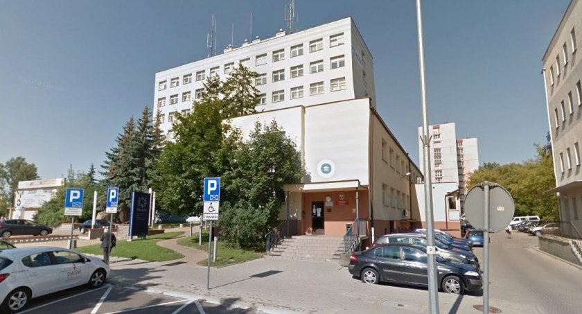Kolejki przed biurem paszportowym. Białostoczanie planują wakacje, ale też boją się wojny