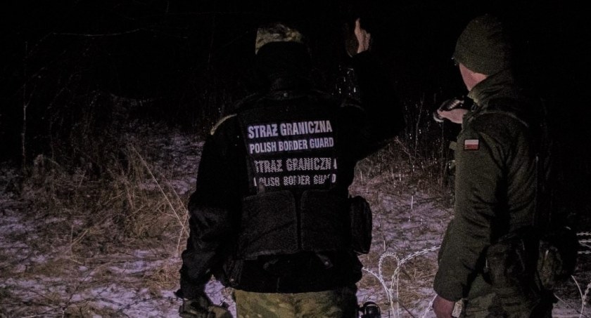 Agresywni migranci rzucali kamieniami w polskie patrole i uszkodzili posterunek graniczny