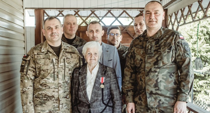 Za dobre serce Pani Danuta otrzymała Złoty Medal za Zasługi dla Obronności Kraju