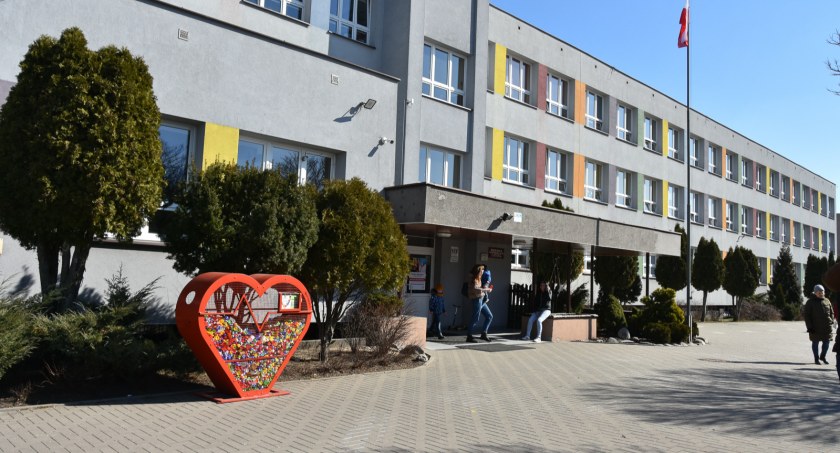 Na terenach szkół można wrzucać nakrętki - dochód dla potrzebujących