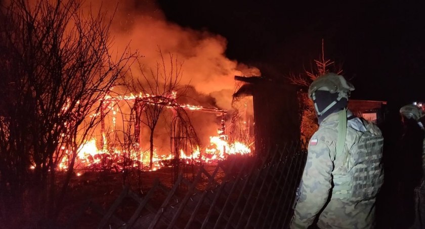 Pożar w Ozieranach Wielkich. Pierwsi na pomoc ruszyli terytorialsi