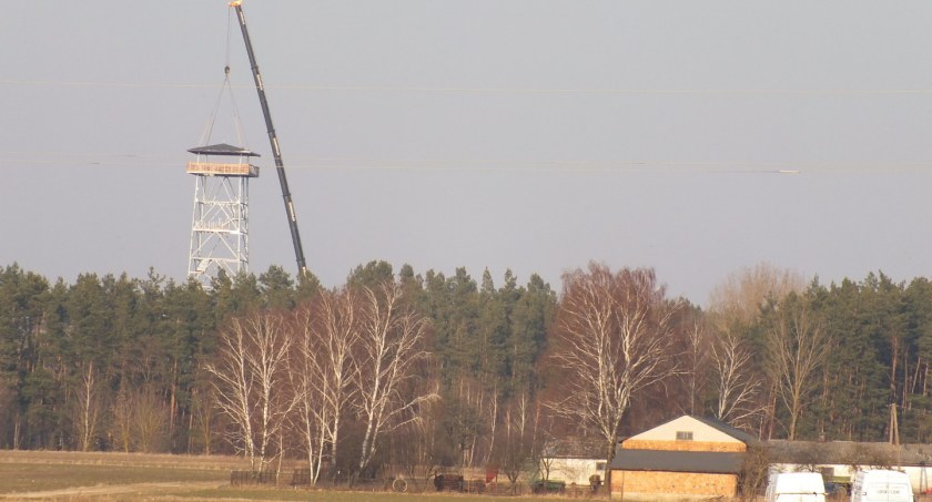 Potężna wieża widokowa stanęła w Uhowie. Góruje nad lasem
