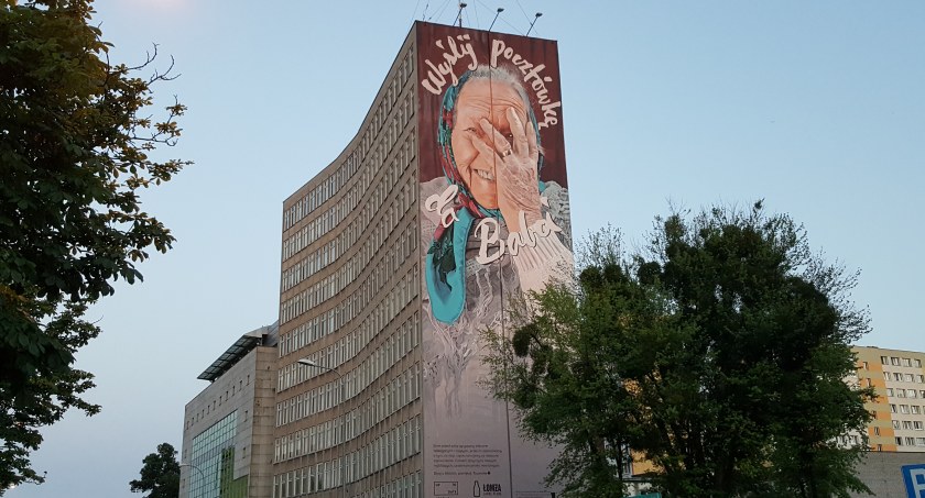 Ze ściany dawnego budynku ONZ zniknął mural z Babcią Eugenią. Ale ma wrócić