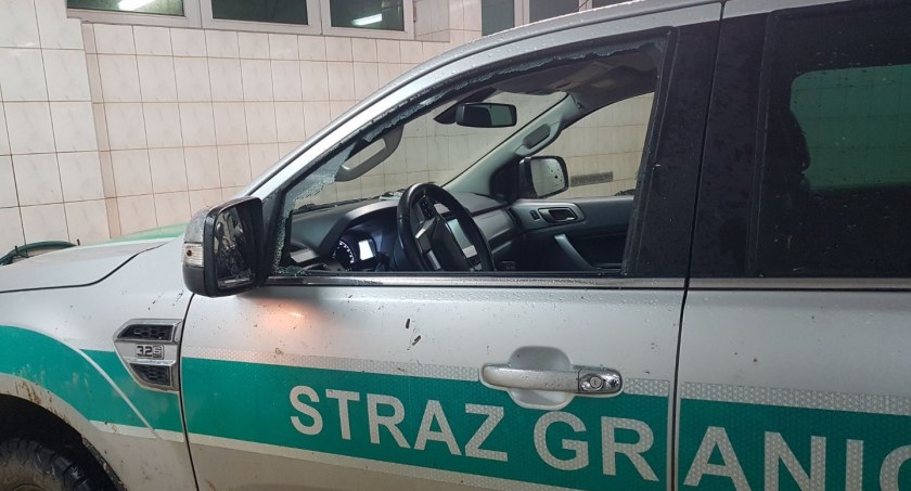 Kolejny zniszczony samochód Straży Granicznej po ataku migrantów