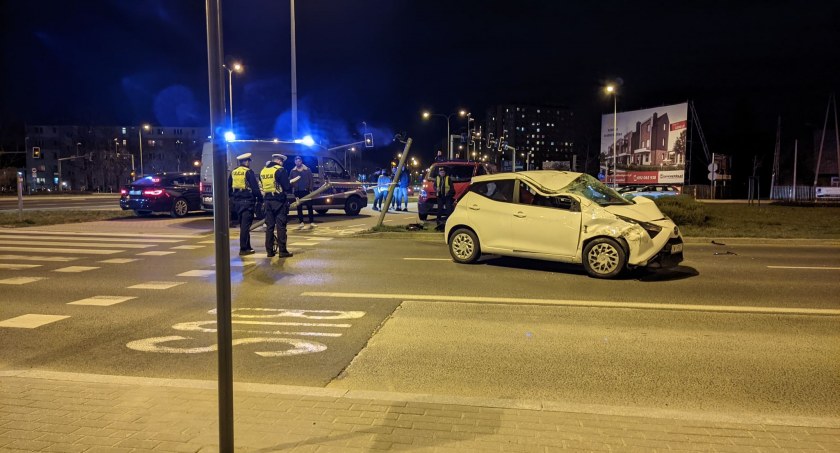 Kobieta zjechała na lewy pas i zderzyła się z innym autem. Uderzenie było tak silne, że auto dachowało