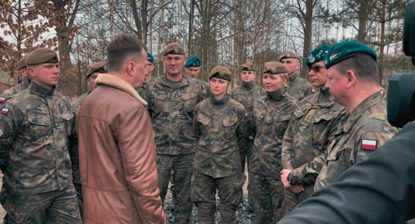 My w domach świętujemy, a żołnierze strzegą polskiej granicy