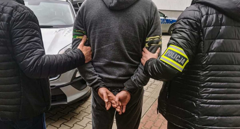 W dwa dni policjanci zatrzymali pięciu przemytników. Jechali odebrać spod granicy nielegalnych migrantów