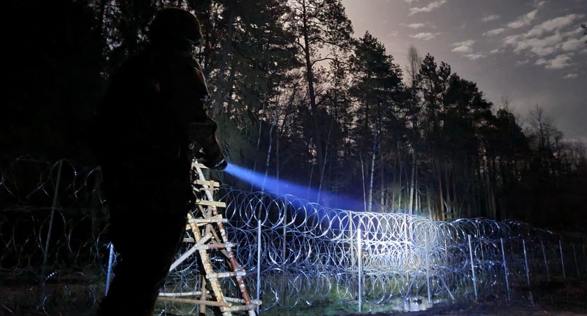 Nielegalni migranci próbowali pontonem przeprawić się do Polski przez rzekę Świsłocz