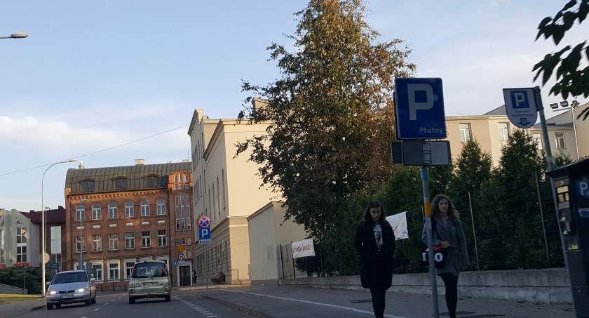 Prezydent Truskolaski nie zgadza się na zwolnienie z opłat za parkowanie rodziców, którzy przyjeżdżają odebrać dzieci z przedszkoli i żłobków