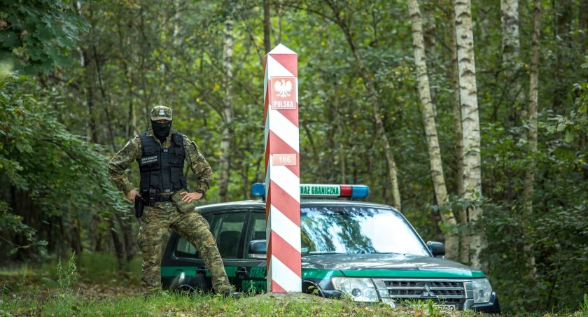 Egipt, Syria, Kameryn - stamtąd dotarli pod polską granicę. Polacy obrzuceni konarami
