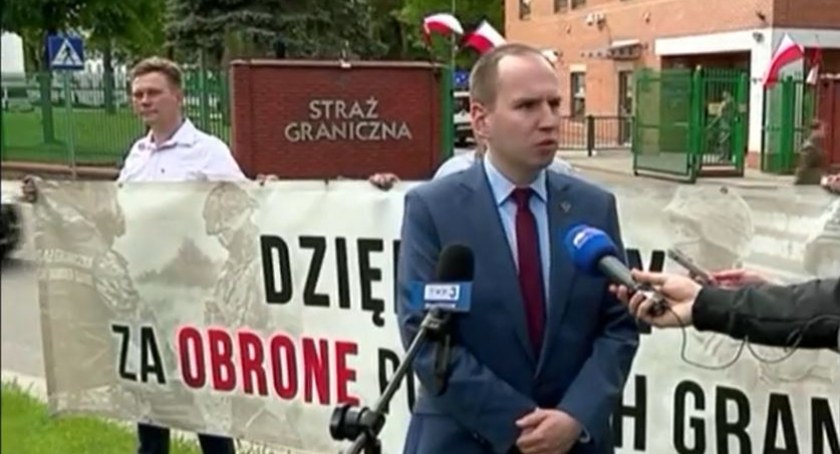 Za ofiarną służbę dziękował strażnikom granicznym wiceminister Adam Andruszkiewicz z członkami swojego stowarzyszenia