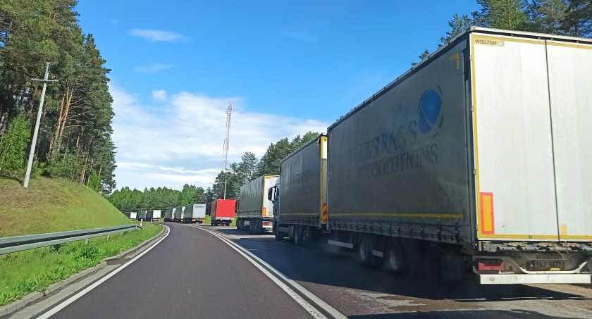 Do odprawy granicznej w Bobrownikach znów ustawia się coraz dłuższa kolejka ciężarówek