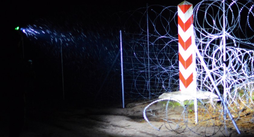Polscy żołnierze i funkcjonariusze znów obrzucani kamieniami na posterunku pod granicą