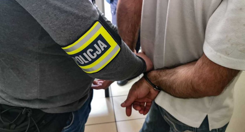 Gruzin przemycający ludzi ruszył z kijem baseballowym na policjantkę