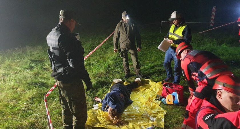 W jednym miejscu strażnicy graniczni ćwiczyli ratowanie migrantów, w drugim powstrzymywali ich przed wejściem do Polski
