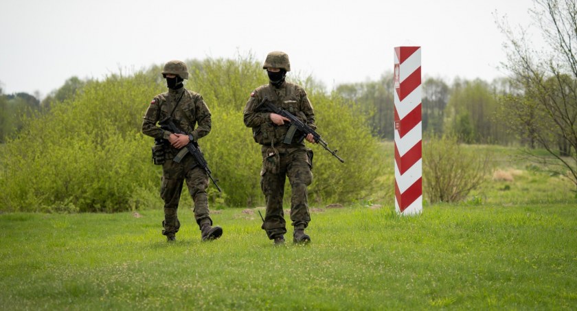 Osoby ubrane po cywilu przechodziły pod granicą. Ot tak sobie… Przypadkiem. Z kamieniami…