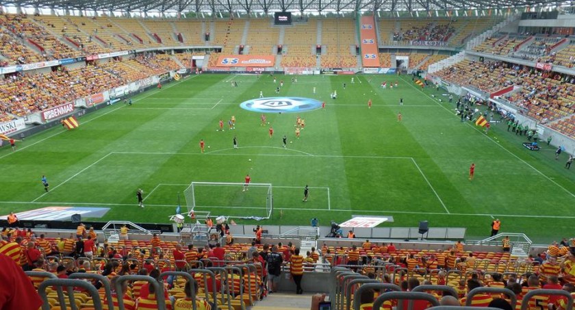Tylko ze względu na kibiców Jagiellonia gra mecze na stadionie miejskim. Warunki wynajmu obiektu nazywa absurdem