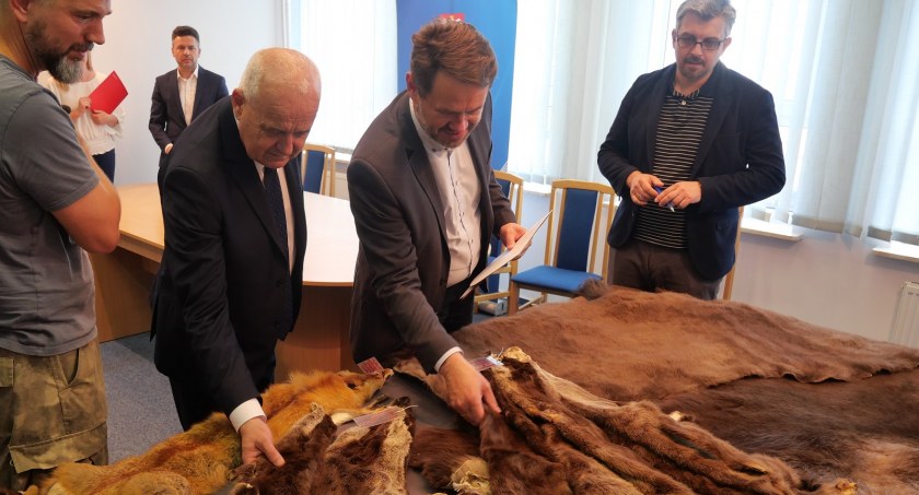 Kłusownikom zabrali skóry zwierząt i oddali naukowcom
