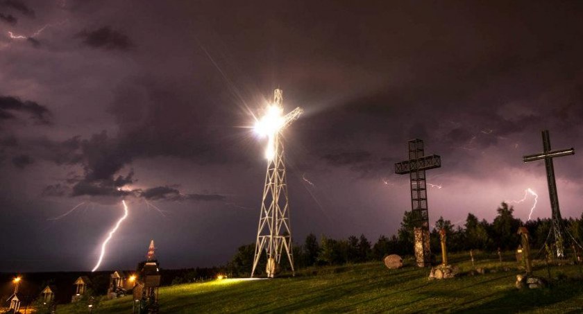 Rano upały. Po południu i w nocy gwałtowne burze. Wydano alerty ostrzegawcze