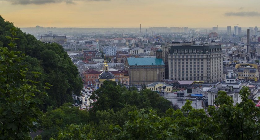 W Kijowie coraz więcej oznak normalnego życia, ale wciąż ludzie muszą schodzić do schronów po kilka razy dziennie