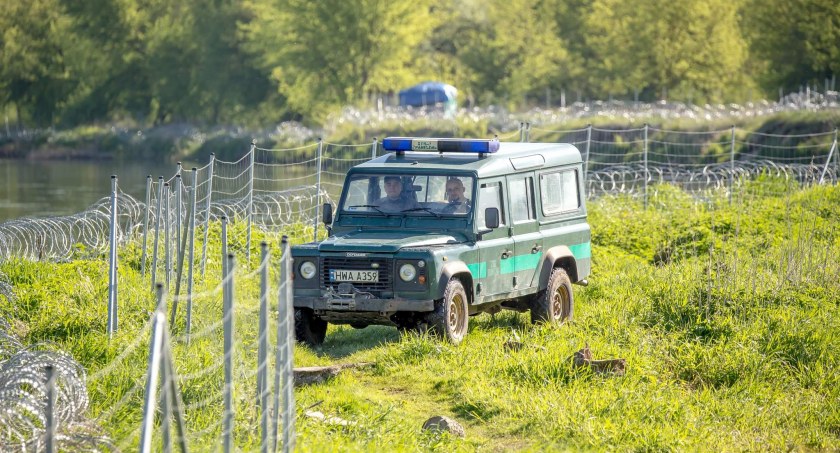 Przez graniczną rzekę Świsłocz próbowało się dostać do Polski kilku nielegalnych migrantów