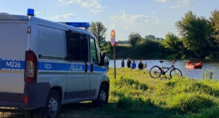 Pijane plażowiczki miały pod opieką piątkę dzieci. Wyprowadzili je policjanci