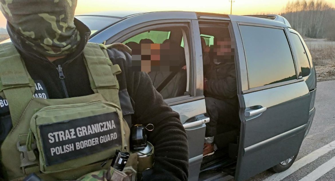 Za przerzucenie nielegalnego migranta z Rosji do Polski trzeba zapłacić nie mniej niż 7 tys. dolarów. Na Litwę już nieco drożej