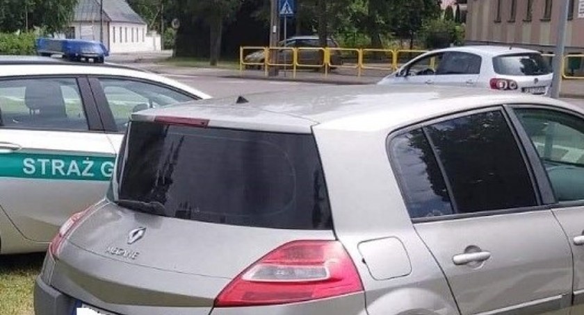 Strażnik graniczny potrącony przez przemytnika. W samochodzie przemytnik przewoził nielegalnych migrantów