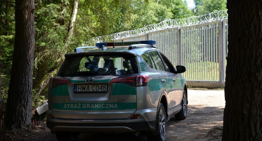 Rosja dostarcza na Białoruś nielegalnych migrantów. Tymczasem na granicy polsko – białoruskiej brakuje jeszcze około kilometra muru