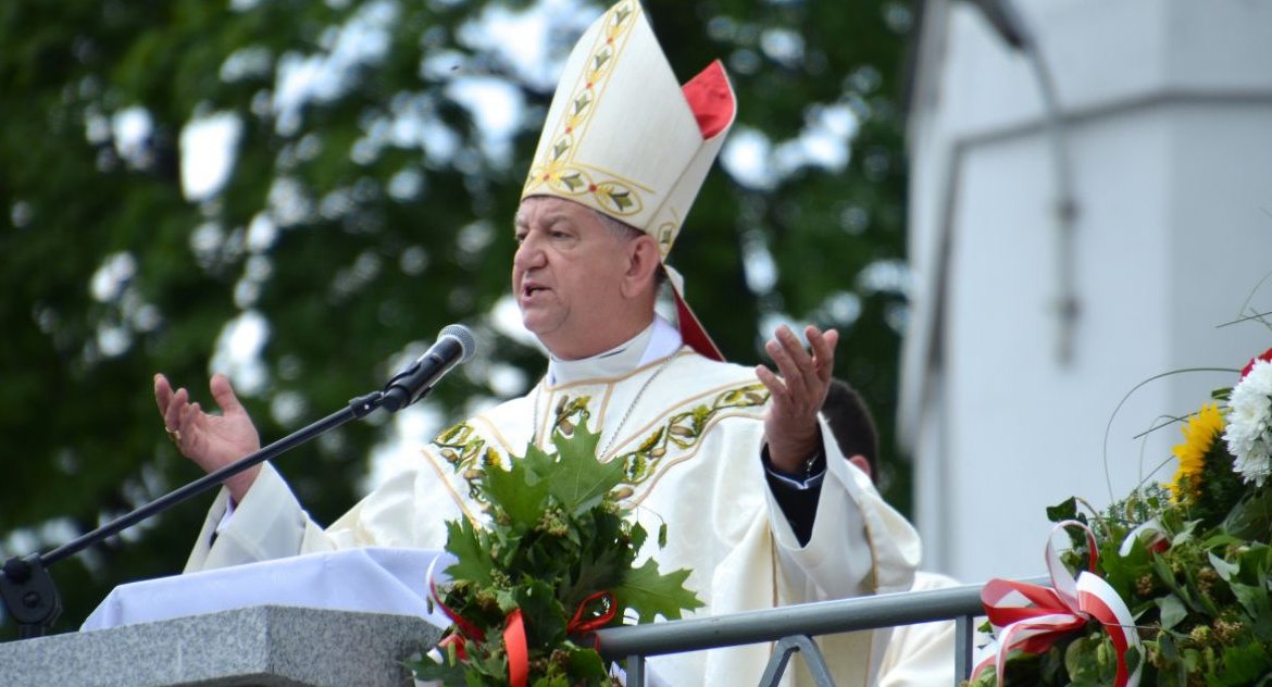 Arcybiskup Guzdek przeprosił wiernych za zachowanie księdza Andrzeja Dębskiego
