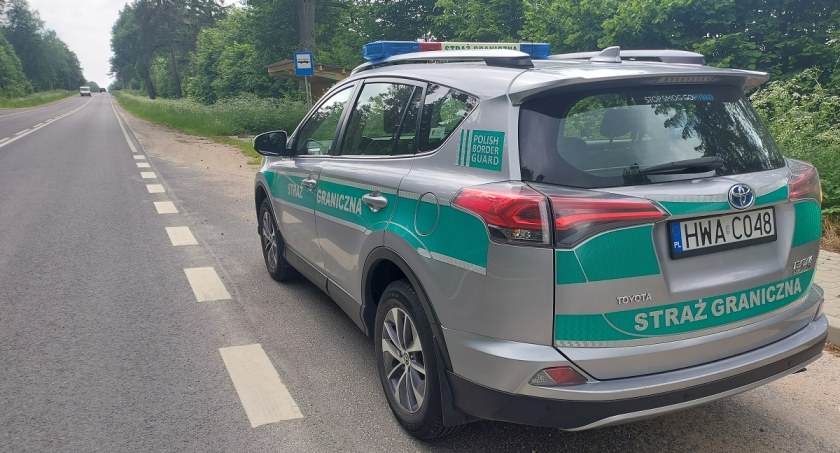 Pod granicą z Białorusią Straż Graniczna zatrzymała nielegalnych migrantów. Pod granicą z Litwą oprócz migrantów zatrzymali zostali jeszcze kurierzy