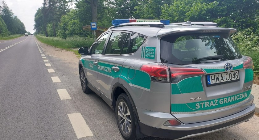 Białorusin przewoził nielegalnych migrantów. Inni cudzoziemcy próbowali przedostać się do Polski na piechotę