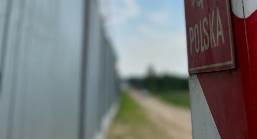 Grupa 13 cudzoziemców zbliżyła się do polskiej granicy. Na widok Straży Granicznej wycofała się na Białoruś