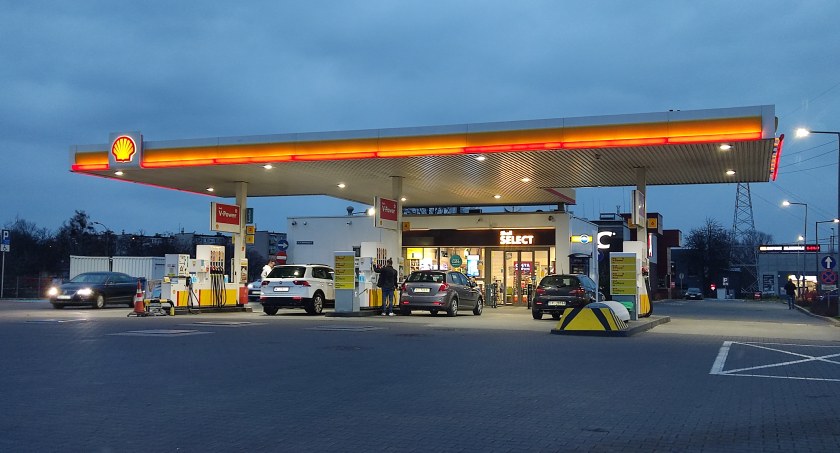Na stacjach wciąż drożyzna, a ceny paliw mają wkrótce przestać spadać?